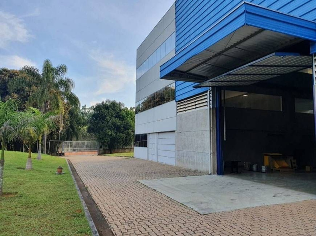 This industrial warehouse in Itatiba is the perfect choice for the success of your business. With a built-up area of 2,400m², of which 1,800m² is factory space and 600m² is office space, this property offers everything you need to thrive.